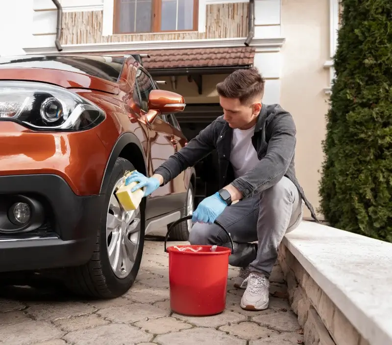 Lavage auto à domicile Chélan : professionnel intervenant sur un véhicule